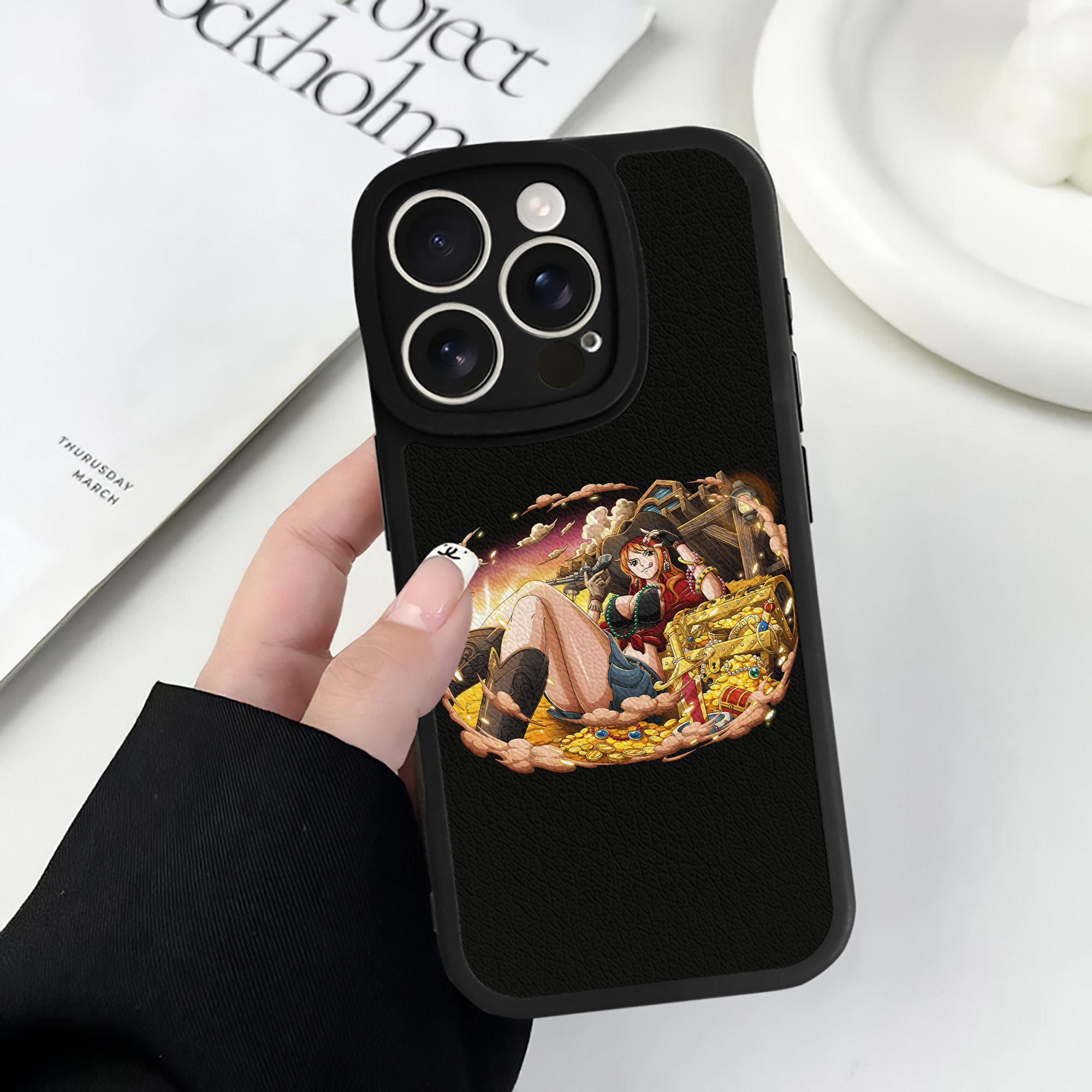 （画像用） ワンピース ナミ ONE PIECE Nami 【iPhone 16シリーズ対応】シリコンスマホケース（レザー調） 材質：シリコン